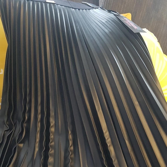 Stunning , Swinging  Pleated Skirt. - Picture 2 of 6